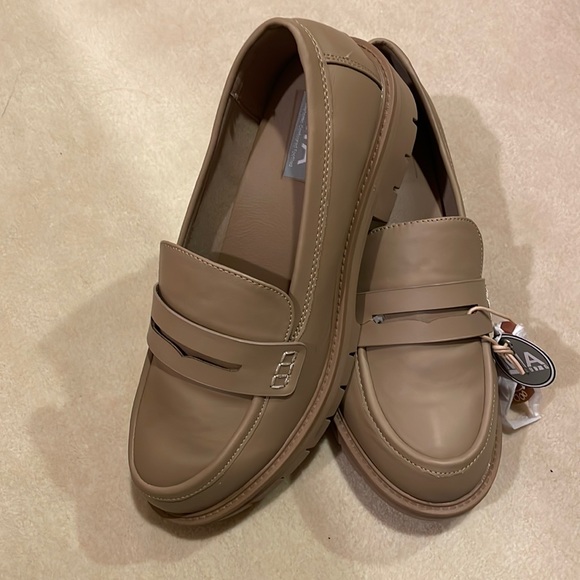 NWT Mia Nixie Chunky Dark Nude Penny Loafers in Size 10 - Picture 2 of 6